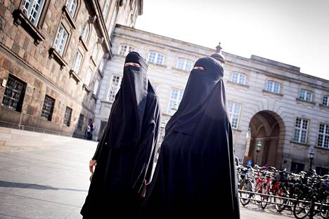 Kaksi naista oli pukeutunut viime viikon torstaina niqabiin Christiansborgin palatsin edustalla siitä huolimatta, että Tanska oli juuri kieltänyt niiden käytön sakon uhalla.