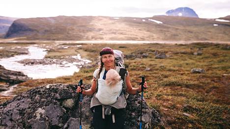 Susanna Ylinen vaelsi 110 kilometriä 1-vuotiaan kanssa Ruotsin Lapissa Kuninkaanpolun vaellusreitillä. Lapsi painoi tuolloin 10 kiloa ja rinkka 15 kiloa.