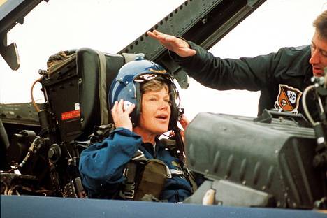 Rehn Turussa elokuussa 1992, jolloin hän pääsi Blue Angels -taitolentoryhmän Hornetin kyytiin. Kuvassa pilotti Dave Stewart avustaa Rehniä ohjaamon takapenkille. 