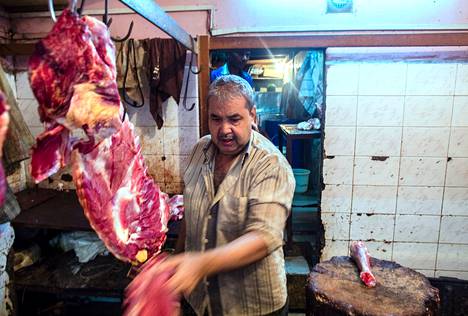 Raees Ahmad Qureshin lihakaupan työntekijä leikkaa vesipuhvelin lihaa, koska Maharashtran osavaltio on kieltänyt naudanlihan