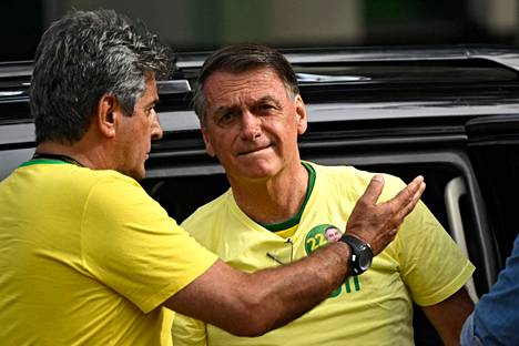 Brasilian istuva presidentti Jair Bolsonaro saapui äänestämään Rio de Janeirossa sunnuntaina.