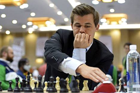 Norjalainen supertähti Magnus Carlsen vetäytyi kesken suurturnauksen. Kuva elokuulta.