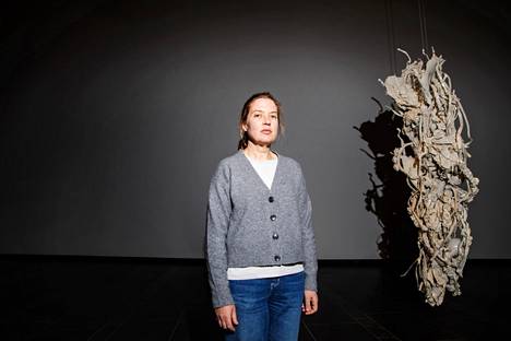 Rachel Kneebonen työskentelyä inspiroi yhtä hyvin mennyt kuin nykyaika, niitä ei voi erottaa. ”Kaikki taide oli omana aikanaan nykytaidetta”, hän muistuttaa. Kuvassa katosta riippuva, 230 kiloa painava Kuori (posliini, teräs ja liima, 2020). 