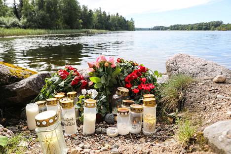 Asikkalan Salonsaareen vievän sillan kupeeseen oli tuotu kynttilöitä ja kukkia pian henkirikoksen tultua julki elokuussa. 