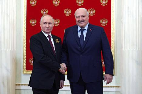 Venäjän presidentti Vladimir Putin (vas.) ja Valko-Venäjän presidentti Aljaksandr Lukašenka tapasivat Moskovassa 9. toukokuuta.