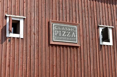 Ravintolaketjut Classic Pizza ja Hangon Makaronitehdas myytiin Restelille.  Classic Pizza -ravintolan kyltti Hangossa 31. heinäkuuta 2018.