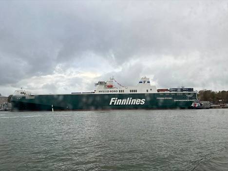 Finnlinesin uusi Finneco II oli tiistaina jykevä näky Eteläsataman laiturissa.