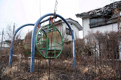 Kasvillisuus on vallannut leikkipuiston Okuman kaupungissa lähellä Fukushimaa. 