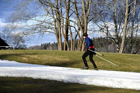 Espoon Oittaalla pääsee edelleen hiihtämään kahden kilometrin tykkilumiladulla. Kuva otettu 1. huhtikuuta.