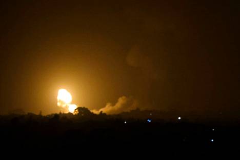 Liekkejä ja savua näkyi Rafahin kaupungin yllä Gazan kaistan rajalla varhain tiistaiaamuna. 