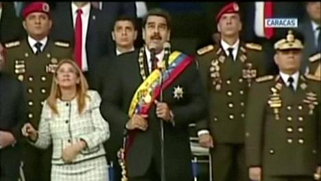 Venezuelan presidentti Nicolás Maduroa kohti lensi räjähteillä lastattuja lennokkeja sotilas­tapahtumassa – ainakin seitsemän sotilasta loukkaantui