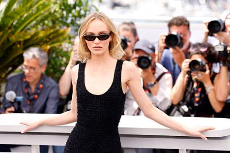 Lily-Rose Depp osallistui sarjan lehdistötilaisuuteen Cannesin elokuvajuhlilla.