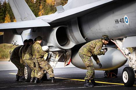 Ilmavoimien Ruska 21 -harjoitus lokakuussa Satakunnan lennostossa Pirkkalassa. Ilmataisteluväline- ja käyttöryhmä valmisteli Hornetia lähtökuntoon.