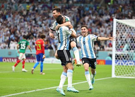 Lionel Messi hyppäsi Angel Di Marian syliin maalinsa jälkeen. Juhlintaan yhtyi myös Lautaro Martinez.