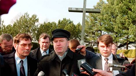 Liberaalidemokraattisen puolueen Vladimir Žirinovski käväisi laskemassa seppeleitä Hietaniemen sankarihaudalla vierailullaan Helsingissä huhtikuussa 1994.