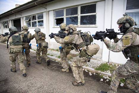 Sitä, mitä muut eivät pysty tekemään” – Suomen erikoisjoukot astuivat  esille Naton harjoituksessa - Kotimaa 