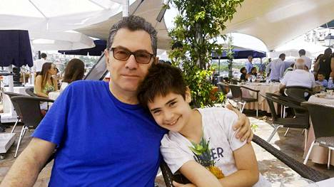 Kadri Gürsel yhdessä poikansa  Erdemin kanssa Istanbulissa  sunnuntaibrunssilla noin  kuukausi ennen pidätystä.