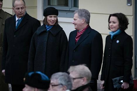 Viron presidentin Kersti Kaljulaidin (toinen vas.) vierailu Suomessa alkoi tasavallan presidentin Sauli Niinistön tapaamisella Presidentinlinnassa.