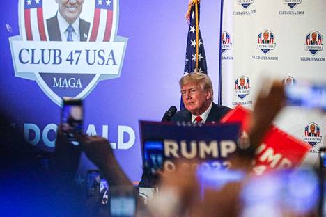 Presidentinvaaliehdokas Donald Trump puhui kannattajilleen Floridassa maanantaina.