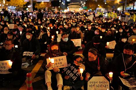 Kymmenettuhannet ihmiset kokoontuivat kynttilämielenosoitukseen Soulissa Etelä-Koreassa 5. marraskuuta. 