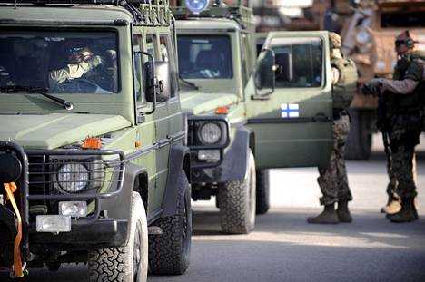 Suomalaiset rauhanturvaajat valmistautuivat Naton johtamaan ISAF-operaatioon Afganistanin armeijan kanssa Mazar-i-Sharifin tukikohdassa 2010.