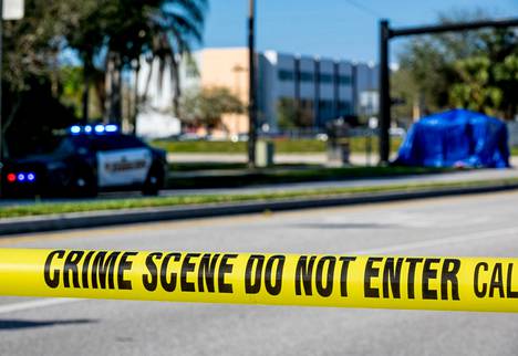 Yhdysvalloissa joukkoampumiset kouluissa ovat verrattain yleisiä. Floridan Parklandissa 19-vuotias mies ampui 17 ihmistä kuoliaaksi vuonna 2018.