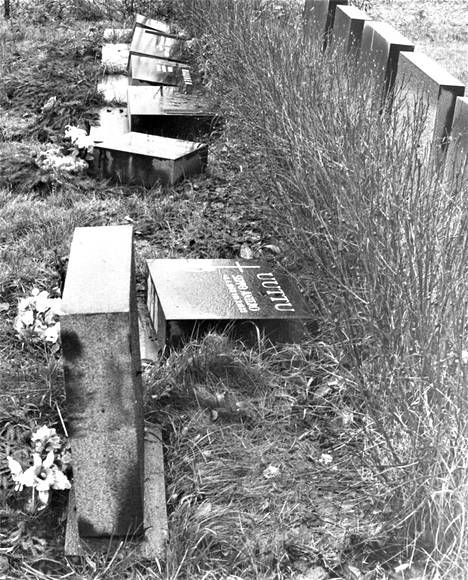 Ilkivallantekijät vierailivat eri puolilla Orimattilan hautausmaata. Pahinta oli tuho alueen laidalla, jossa oli kaadettu kokonainen rivi muistomerkkejä.