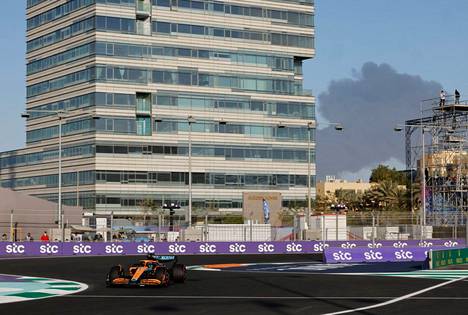 Taivaalla näkyi musta savupilvi F1-harjoitusten aikana Jeddassa perjantaina, kun McLarenin Daniel Ricciardo kiersi moottorirataa.