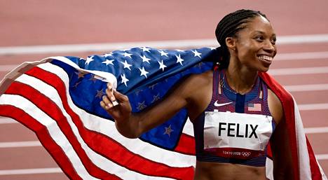 Allyson Felix juhli 400 metrin olympiapronssia perjantaina.