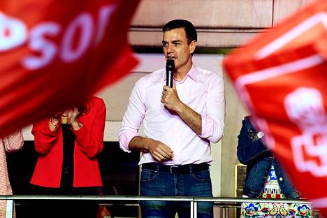 PSOE:n johtaja, istuva pääministeri Pedro Sánchez puhui kannattajilleen Madridissa alustavien vaalitulosten selvittyä.