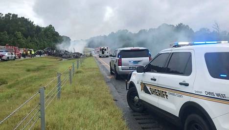Osa Alabamassa kolarissa osallisina olleet autot syttyivät palamaan.