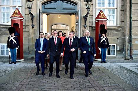 Pääministeri Lars Løkke Rasmussen (toinen oik.) esitteli uuden hallituksen maanantaina.