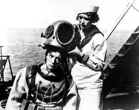 Betsy (Kathryn McGuire) ja Rollo (Buster Keaton) yrittävät tulla toimeen aavelaivassa ilman palveluskuntaa.
