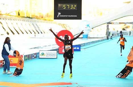 Kibiwott Kandie juoksi puolimaratonin maailmanennätykseksi ajan 57.32.