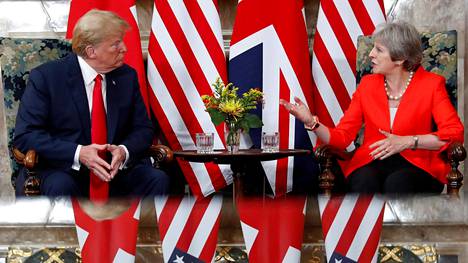 May ja Trump esiintyvät sovittelevasti Trumpin nolattua emäntänsä, Trump kertoi Helsingin-tapaamisen aiheista – Suora lähetys jatkuu, HS seuraa hetki hetkeltä