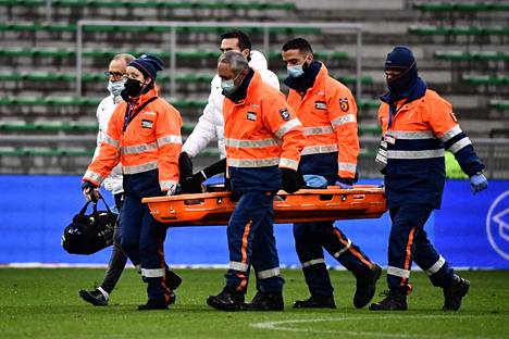 Lääkintähenkilökunta kantoi Neymarin paareilla pois kentältä sunnuntain liigakierroksella.