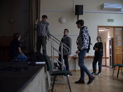 Varsovalaisen Limanowski-koulun puolalaiset oppilaat järjestävät ukrainalaisille itsenäisesti vapaa-ajan ohjelmaa. Sunnuntaina he katsoivat koulun tiloissa yhdessä formulakisoja.