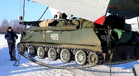 Venäjän puolustusministeriö julkaisi lauantaina kuvan panssariajoneuvosta, joka oli lähdössä rahtikoneen kyydissä kohti Kazakstania.