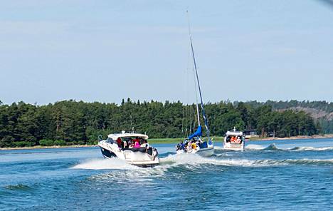 Hurjastelevat moottoriveneilijät aiheuttivat taitamattomuudellaan purjeveneelle pahan ristiaallokon Saaristomerellä Paraisten edustalla heinäkuun alussa.