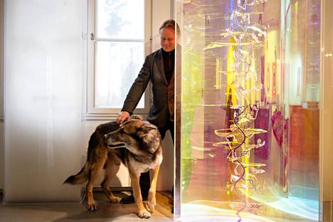 Kuvanveistäjä Hans-Christian Berg käyttää töissään paljon muun muassa lasia, muovia ja valoa.Taiteilija kuvattiin Inkoossa, jossa hänellä on showroom ja jossa hän myös asuu. Hänen vierellään poseeraa Päre-koira ja oikealla puolella oleva teos on nimeltään Visual Vortex – Oily Colours III (2012). 