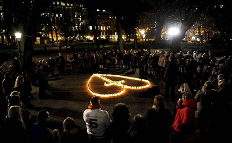 Huumeisiin kuolleiden muistoksi sytytettiin kynttilöitä Helsingin Vanhan Kirkon ulkopuolella 6. marraskuuta 2018.