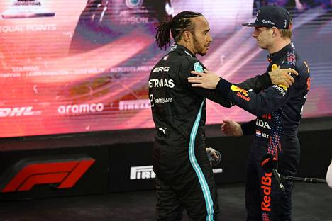 Lewis Hamilton (vas.) ja Max Verstappen taistelivat mestaruudesta päätöskisassa viime viikonloppuna.