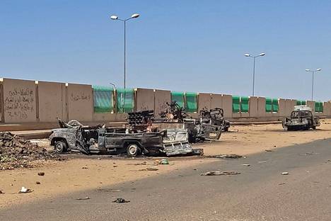 Tuhoutuneita ajoneuvoja Etelä-Khartumissa keskiviikkona. 
