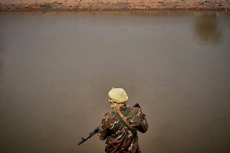 Malilainen sotilas vartioi joenrantaa Konnassa maaliskuussa 2021. YK:n turvallisuusneuvosto haluaisi tutkia maaliskuun 2022 operaatiota, jossa Malin armeija väitti teloittaneensa jihadistitaistelijoita.
