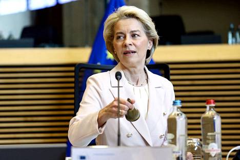 EU-komission puheenjohtaja Ursula von der Leyen avasi komission kokouksen 27. huhtikuuta Brysselissä.