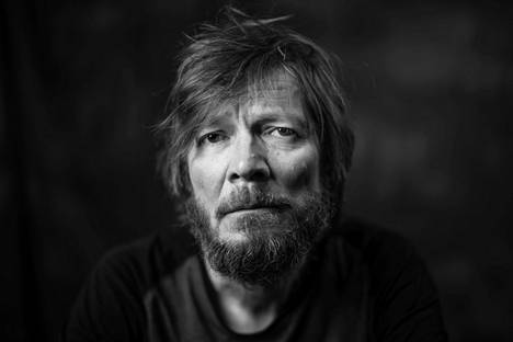 Teatteriohjaaja ja Finlandia-palkittu kirjailija Juha Hurme kuvattiin elokuussa 2022 Espoon kaupunginteatterissa. 
