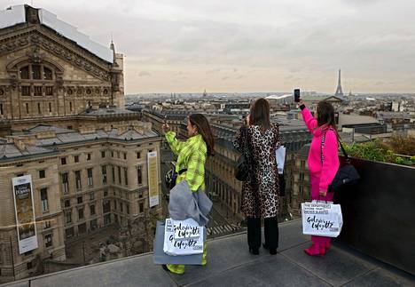 Turistit ovat taas palannet Pariisiin, mutta pormestari Anne Hidalgon presidentinvaalikampanja ei ole sujunut odotetusti.