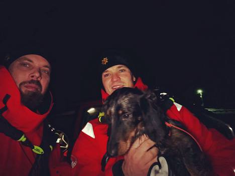 Rauman paloaseman palomiehet Pasi Kivikko (vas.) ja Samuli Mannila kävivät lauantai-iltana hakemassa koiran turvaan saaresta. 