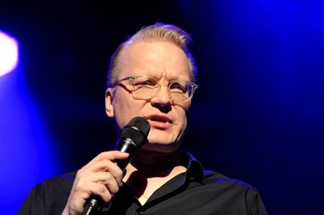 Jean S -yhtyeestä tuttu Timo Kärkkäinen toimi pitkään UIT:n kapellimestarina, vuonna 2011 hän siirtyi teatterin johtajaksi. Kuva on otettu UIT:n kevätrevyyn tiedotustilaisuudessa huhtikuussa 2014.