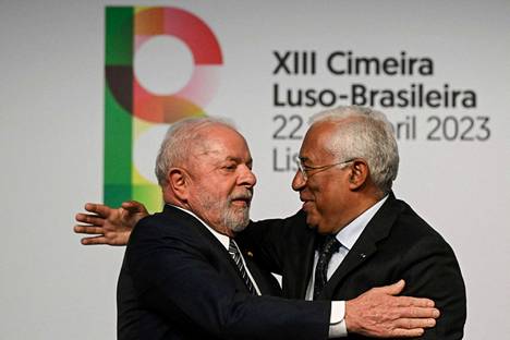 Luiz Inacio Lula da Silva ja Portugalin pääministeri Antonio Costa tervehtivät toisiaan Lissabonissa lauantaina.